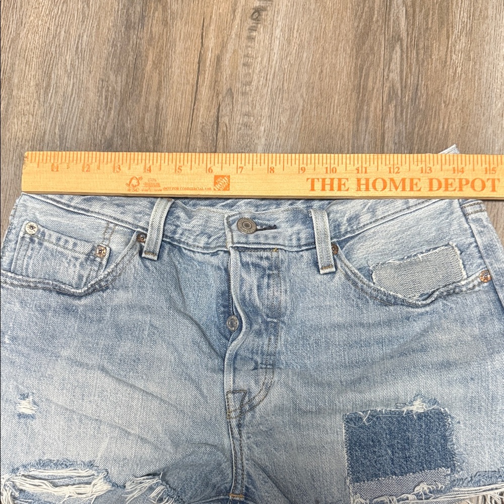 Women’s Levi’s 501 Light Blue Distressed cutoff Denim Shorts 28x2.5 - Picture 2 of 5